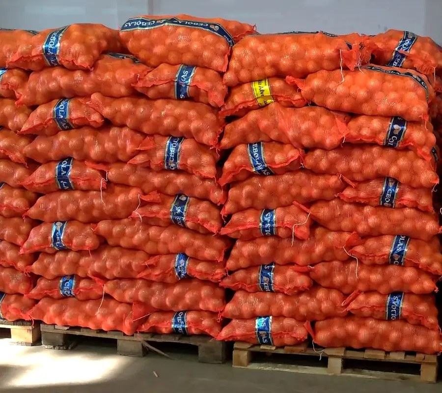 Sacos de cebola em paletes