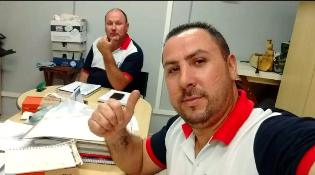 Equipe da Leal no escritório, com camisas da empresa