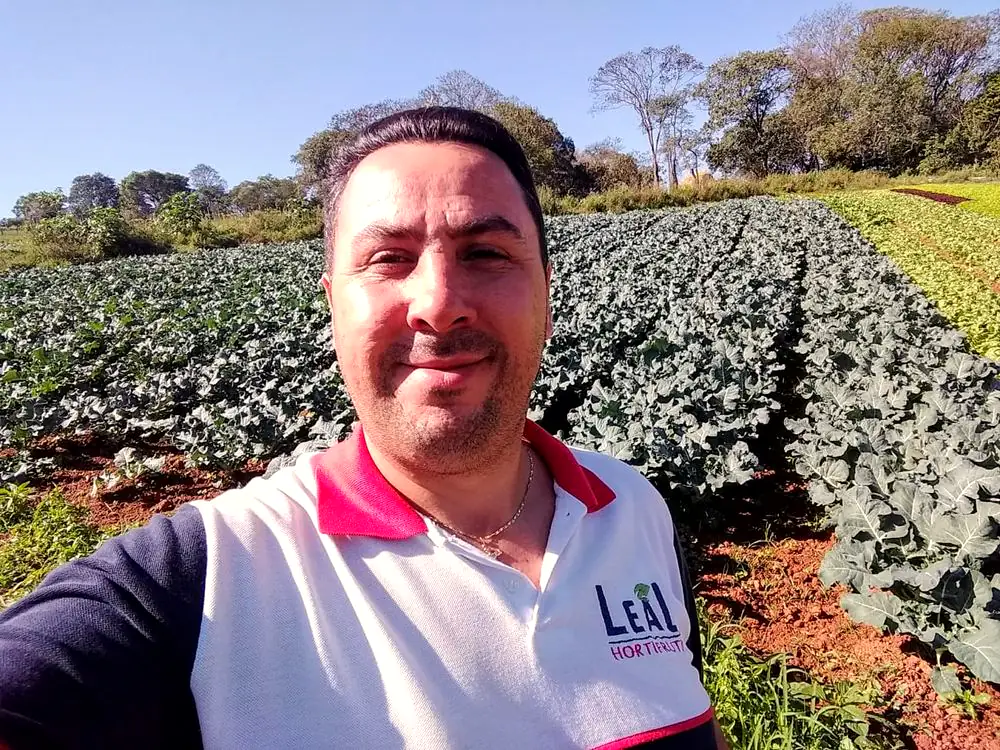 Integrante da equipe Leal em uma lavoura de couve